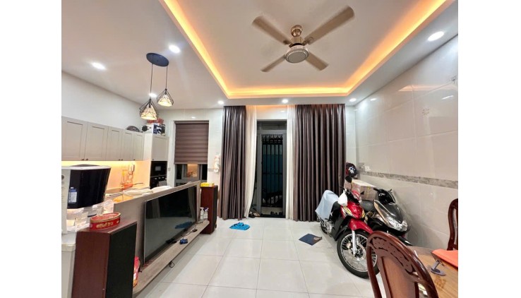 Bán nhà đường 475, Phước Long B, giá nhỉnh 5 tỷ.